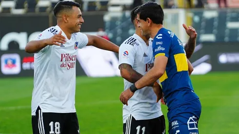 Los jugadores de Colo Colo también le dieron un cariñoso recibimiento a Julio Barroso en el estadio Monumental. Foto: Guillermo Salazar