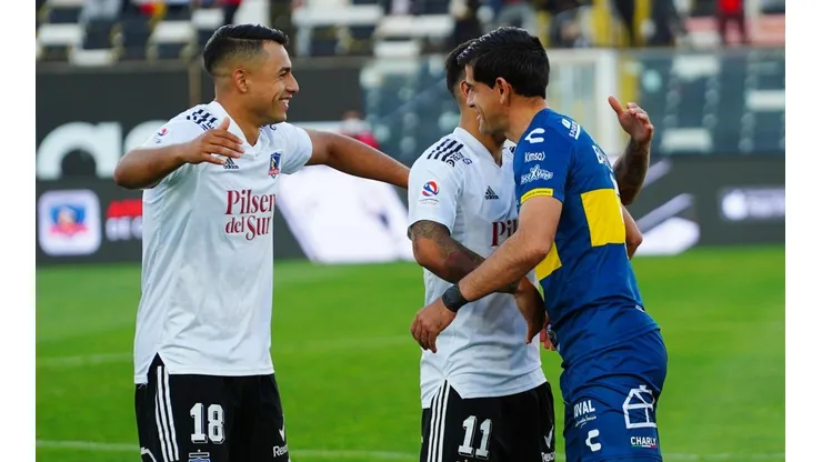 Los jugadores de Colo Colo también le dieron un cariñoso recibimiento a Julio Barroso en el estadio Monumental. Foto: Guillermo Salazar