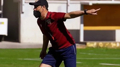 Héctor Almandoz dirigiendo un entrenamiento en Calama, donde Cobreloa recibirá como colista de la Primera B a Unión San Felipe | Foto: @Cobreloa_SADP