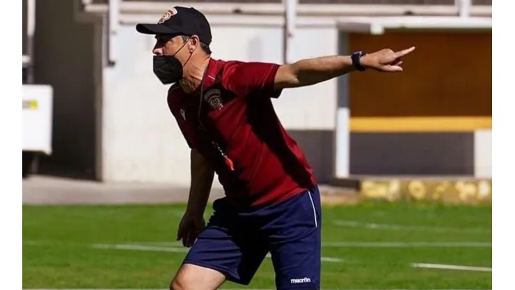 Héctor Almandoz dirigiendo un entrenamiento en Calama, donde Cobreloa recibirá como colista de la Primera B a Unión San Felipe | Foto: @Cobreloa_SADP