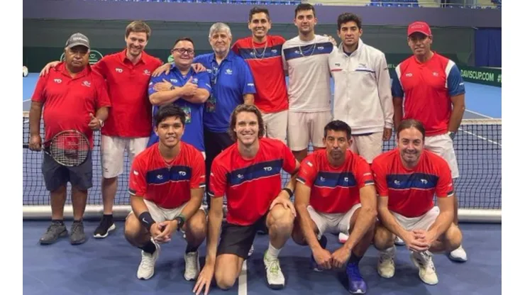 Massú compartió foto con dotación completa del equipo chileno en Copa Davis.