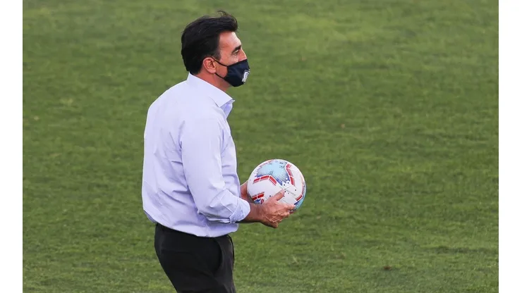 El DT albo no tiene problemas en que el plantel festeje el 18 "como se hace acá"