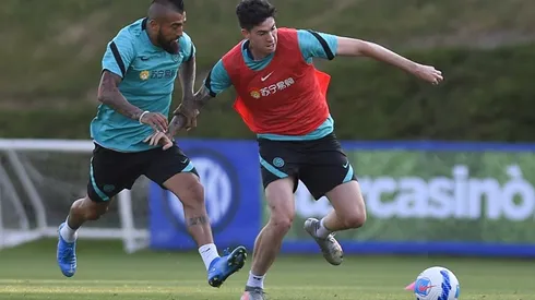 Arturo Vidal y Alessandro Bastoni disputan el balón. El chileno tiene opción de titularidad ante Real Madrid por Champions League