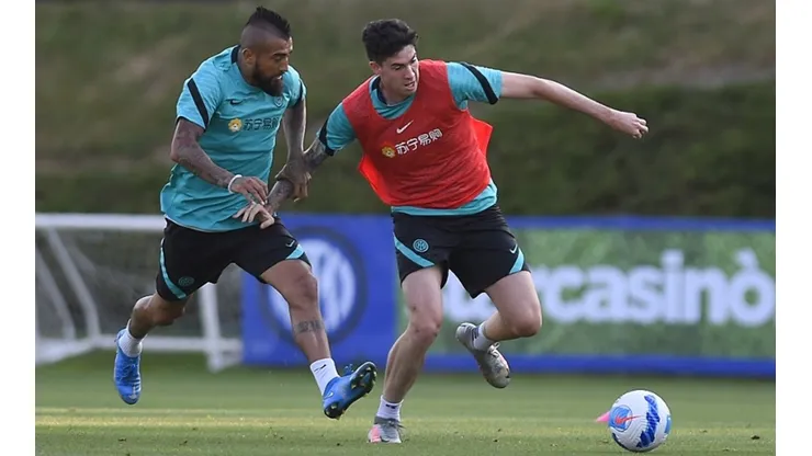 Arturo Vidal y Alessandro Bastoni disputan el balón. El chileno tiene opción de titularidad ante Real Madrid por Champions League
