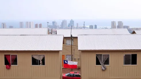 De acuerdo al artículo cuatro de la ley 20.537, Carabineros de Chile es quien fiscalizará el cumplimiento de las normas que regulan el uso o izamiento del Pabellón Patrio.