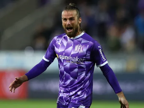 Periodista venezolano llena de flores a Christian Santos