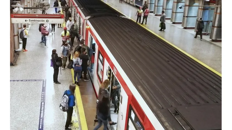 Conoce el horario del tren subterráneo.