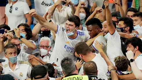 Vinícius Júnior y el festejo con los hinchas del Real Madrid en Santiago Bernabéu.