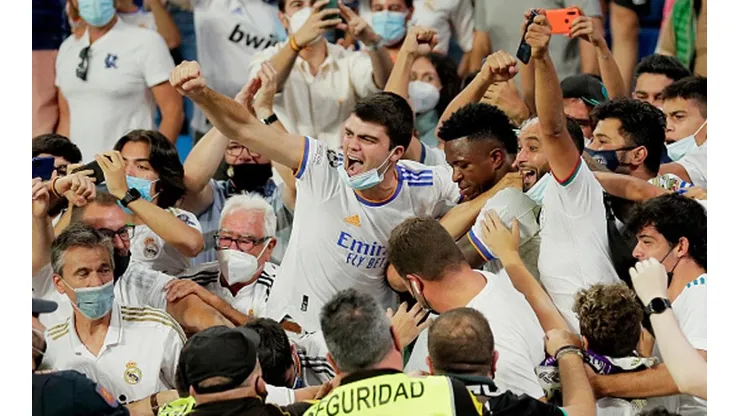 Vinícius Júnior y el festejo con los hinchas del Real Madrid en Santiago Bernabéu.