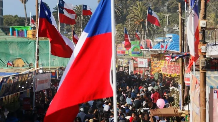 Evita multas durante las Fiestas Patrias: Cuándo colocar la bandera chilena