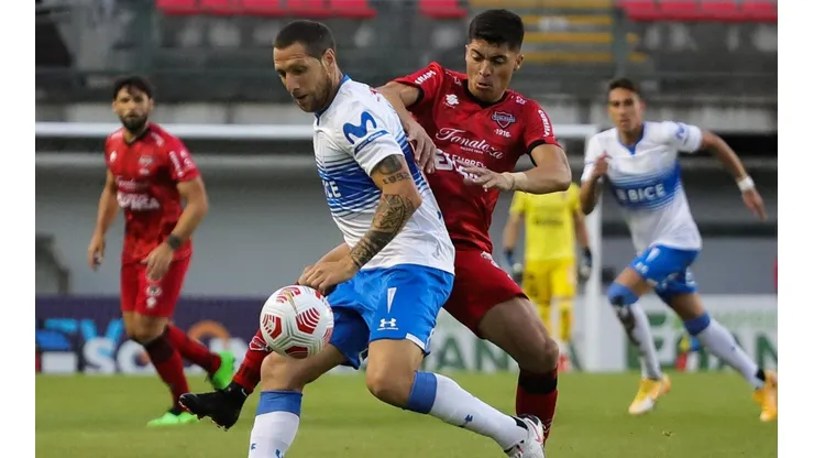 Luciano Aued ha sido referente del camarín de Universidad Católica en los años donde han conseguido el histórico tricampeonato. Afuera por una operación, no está alejado de lo que ha pasado en el club y es optimista con volver a luchar el título. Foto: Agencia Uno.