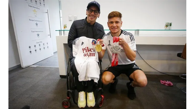 Alberto Abarza fue invitado de lujo en el entrenamiento de Colo Colo en el estadio Monumental, luego de ganar tres medallas en los Juegos Paralímpicos de Tokio 2020. Foto: @ColoColo