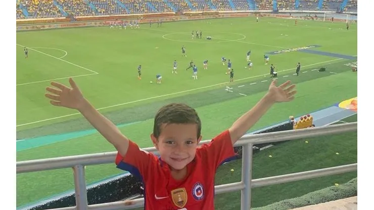 El pequeño Samuel es hijo de padres colombianos y vivió hasta los 2 años en Chile. Por lo mismo, ahora en Barranquilla, fue casi el único hincha nacional en la caída de la Roja ante el equipo de Reinaldo Rueda.