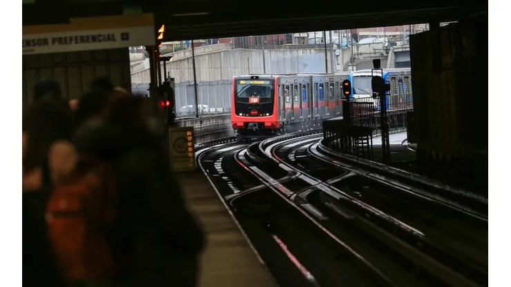 Metro de Santiago extendió el horario debido al cambio en el toque de queda.