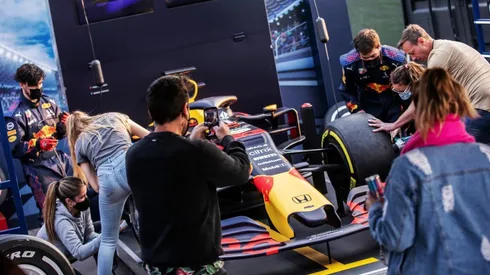 Los interesados en ver de cerca el RB16 y vivir la experiencia de participar en el Pit Stop Challenge podrán hacerlo en el patio central de Mall Sport.