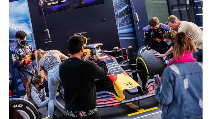 Los interesados en ver de cerca el RB16 y vivir la experiencia de participar en el Pit Stop Challenge podrán hacerlo en el patio central de Mall Sport.