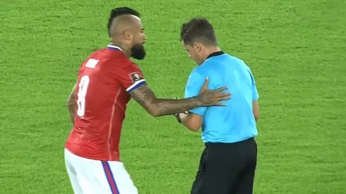 Arturo Vidal recibió tarjeta amarilla ante Colombia: baja ante Perú por suspensión.