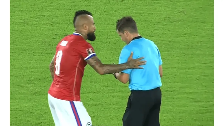 Arturo Vidal recibió tarjeta amarilla ante Colombia: baja ante Perú por suspensión.