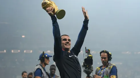 Griezmann levantando la Copa del Mundo en 2018