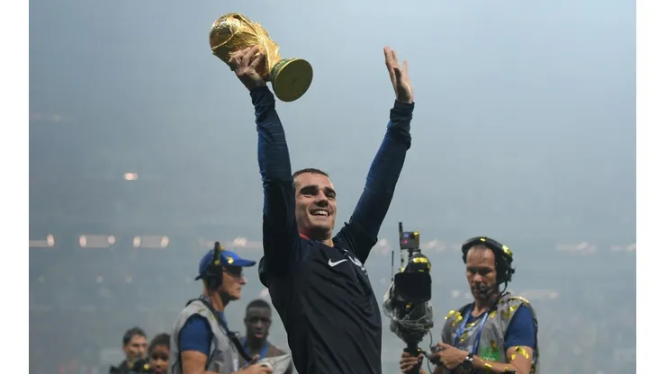 Griezmann levantando la Copa del Mundo en 2018