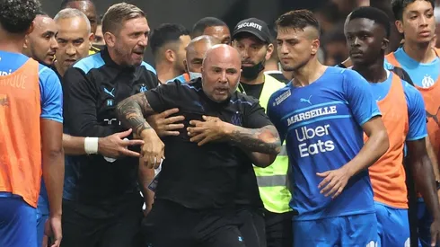 El cuerpo técnico de Jorge Sampaoli fue duramente sancionado.