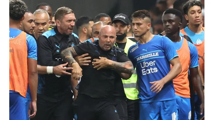 El cuerpo técnico de Jorge Sampaoli fue duramente sancionado.