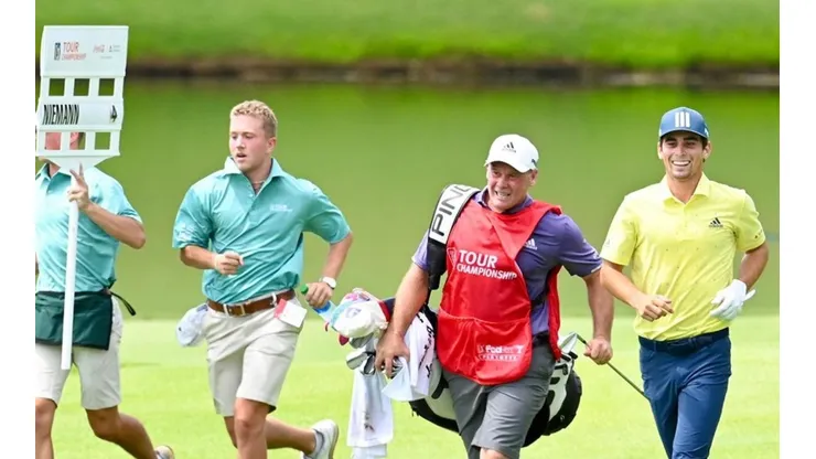 Joaquín Niemann corrió los 18 hoyos junto a su equipo para poder lograr el récord de la ronda completa más rápida | Foto: @PGATOUR