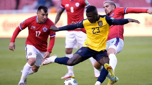 Gary Medel puede perderse el clásico ante Perú con una amonestación.