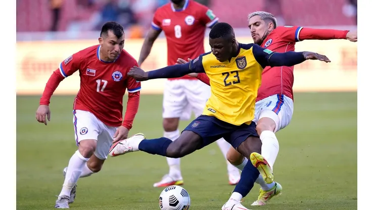 Gary Medel puede perderse el clásico ante Perú con una amonestación.