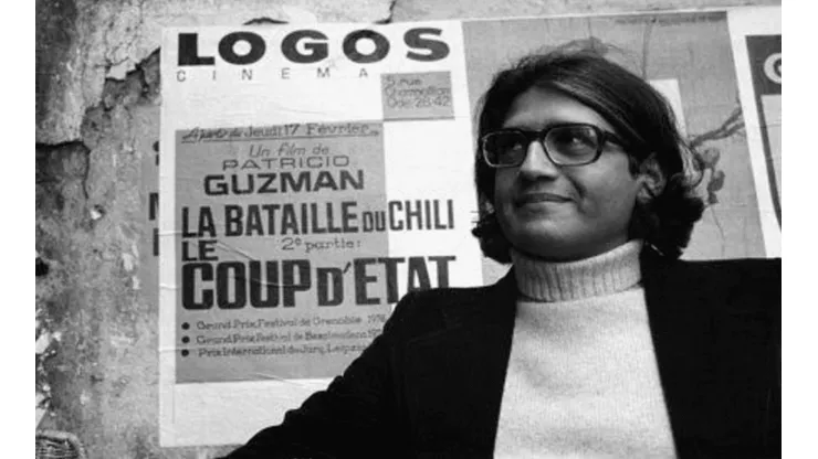 Patricio Guzmán junto a los afiche de La Batalla de Chile.