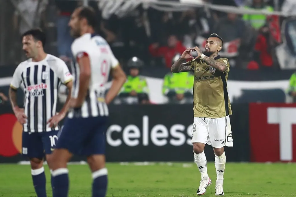 Arturo Vidal festeja el golazo que le anotó en Perú a Alianza Lima. (Daniel Apuy/Photosport).