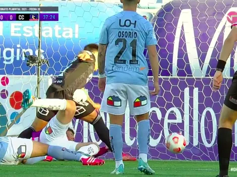 ¡Polémica! Colo Colo reclama penal y el árbitro desestima