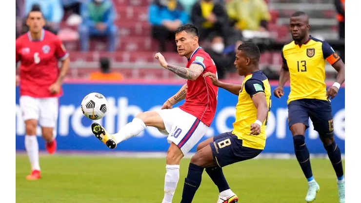 Charles Aránguiz terminó lesionado tras el partido ante Ecuador