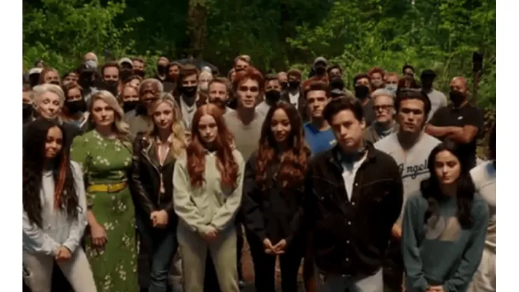 Elenco de Riverdale se une para pedir la libertad del padre del creador de la serie