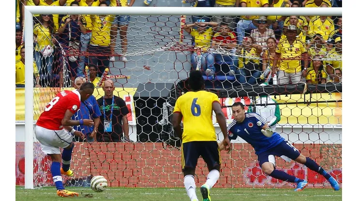 El primer gol de Arturo Vidal a David Ospina fue desde el punto penal.