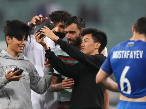 Insólito: Bruno Fernandes acepta selfie en pleno partido