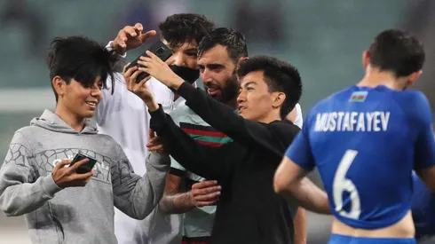 Bruno Fernandes con los hinchas de Azerbaiján