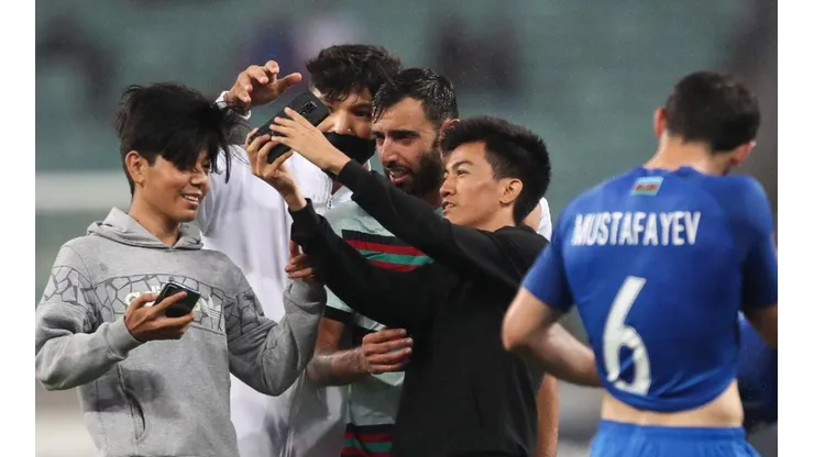 Bruno Fernandes con los hinchas de Azerbaiján