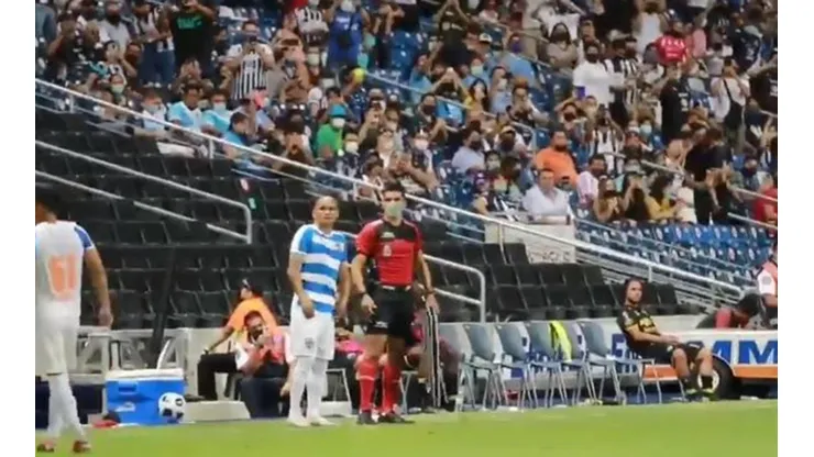 Chupete Suazo en su debut con Raya2