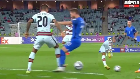 Joao Cancelo se lució con dos caños consecutivos.