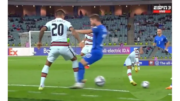 Joao Cancelo se lució con dos caños consecutivos.
