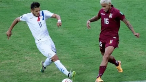 Paraguayos y venezolanos juegan un partido clave en Asunción.