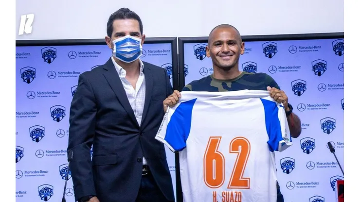 Humberto Suazo posó con la nueva camiseta que usará.