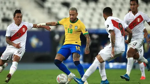 Los peruanos más afiebrados sueñan con una victoria via escritorio en su visita a Brasil