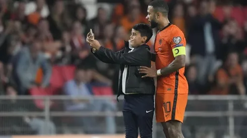 Depay junto a Amin en el partido entre Países Bajos y Montenegro