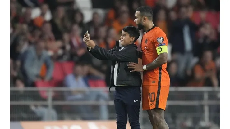 Depay junto a Amin en el partido entre Países Bajos y Montenegro