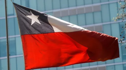 La bandera debe ser puesta de manera horizontal y no vertical.