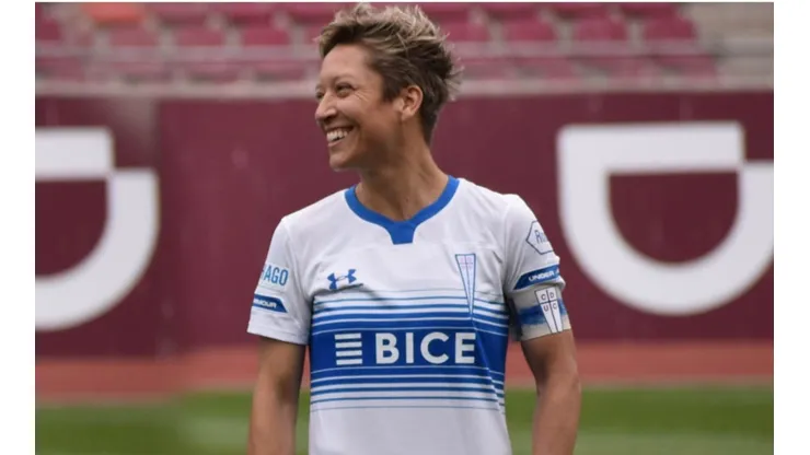 La histórica jugadora de Universidad Católica, capitana y referente, Helaine de Grange, relató en Gol de Chilena sus experiencias con el cáncer, que tocaron la puerta de sus cercanos.