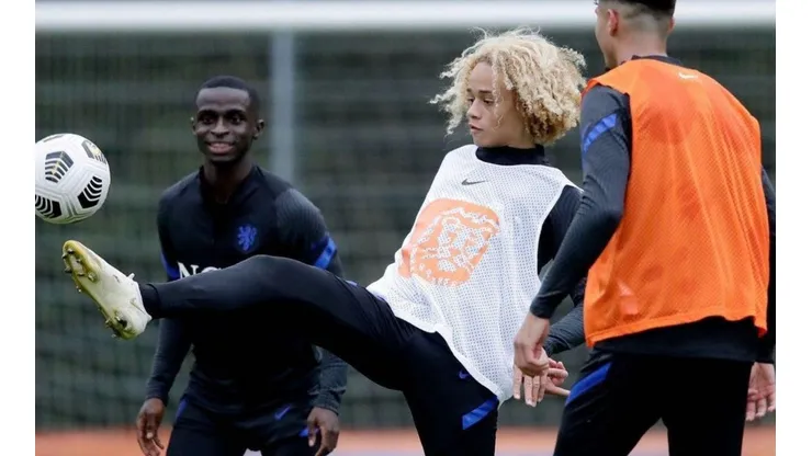 Xavi Simons debió dejar la concentración de la selección neerlandesa.