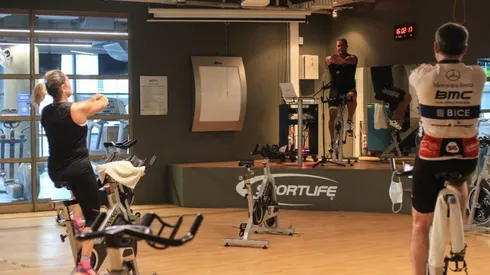 Los gimnasios y otros servicios en lugares cerrados pueden recibir solo a personas con Pase de Movilidad.